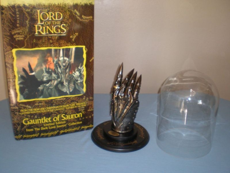 Gauntlet of the Dark Lord Sauron from United Cutlery