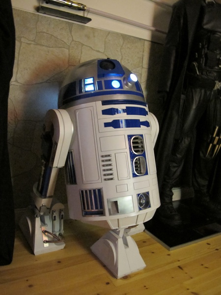 R2 D2 FULLSKALIG